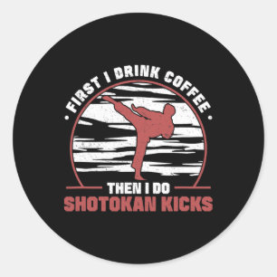 Zuerst trinke ich Kaffee dann ich Shotokan Kicks A Runder Aufkleber