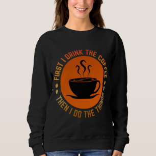 Zuerst trinke ich Kaffee, dann mache ich die Sache Sweatshirt