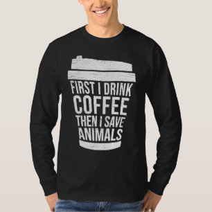 Zuerst trinke ich Kaffee, dann rette ich Tiere  Ti T-Shirt