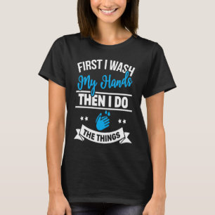 Zuerst wasche ich mir die Hände, dann mache ich di T-Shirt