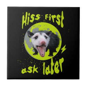 Zuerst zischen, dann fragen Lustiger Opossum-Humor Fliese