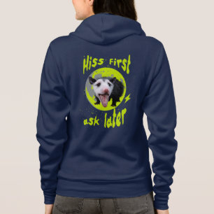 Zuerst zischen, dann fragen Lustiger Opossum-Humor Hoodie