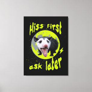 Zuerst zischen, dann fragen Lustiger Opossum-Humor Leinwanddruck