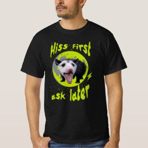 Zuerst zischen, dann fragen Lustiger Opossum-Humor T-Shirt
