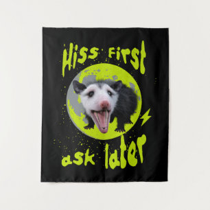 Zuerst zischen, dann fragen Lustiger Opossum-Humor Wandteppich