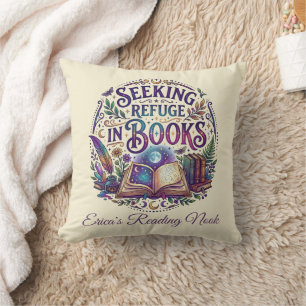 Zuflucht in Büchern suchen Whimsical Celestial Mys Kissen