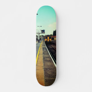 Zug am Bahnhof Skateboard