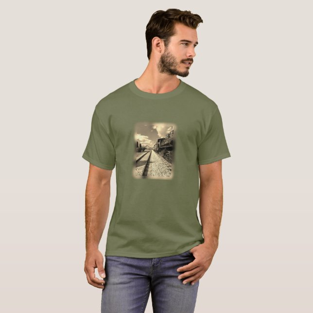 Zug auf den Schienen T-Shirt (Vorne ganz)