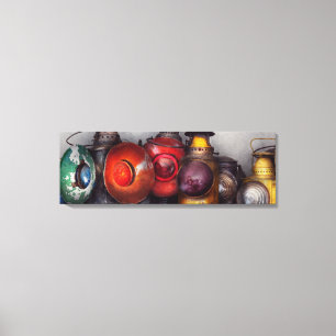 Zug - Eine Sammlung von Laternen auf der Schiene Leinwanddruck