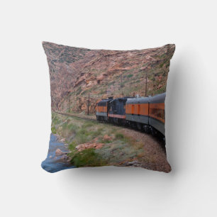 Zug in einem Canyon Am Rande des Flusses Pillow Kissen