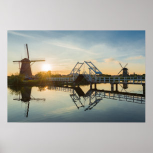 Zugbrücke und Windmühlen bei Sonnenuntergang in Ho Poster