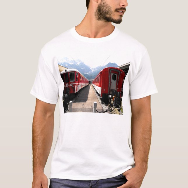 Züge bei Engelberg in den Schweizer Alpen T-Shirt (Vorderseite)