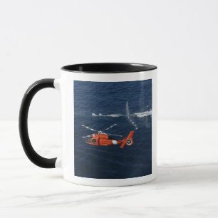Züge einer Hubschrauber-Crew Tasse