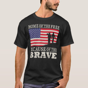 Zuhause des Freien wegen des mutigen militärischen T-Shirt