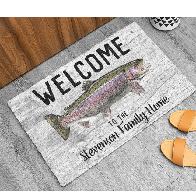 Zuhause-Hütte für "Welcome Fishing Fout Family Nam Fußmatte (Rainbow Trout Fishing Family Welcome Doormat)