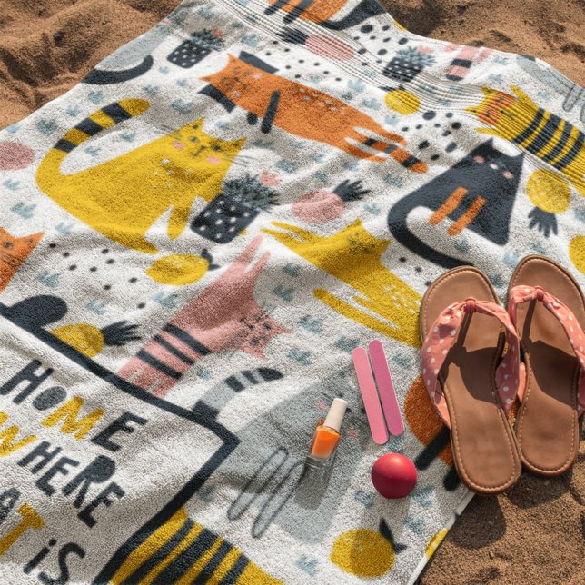 Zuhause ist der Mit Monogramm Name meiner Katze Strandtuch (Von Creator hochgeladen)