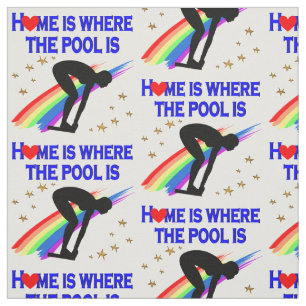ZUHAUSE IST DER POOL FÜR DIESEN SCHWIMMER STOFF