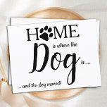 Zuhause ist, wo der Hund ein neuer Adresshund ist, Postkarte<br><div class="desc">Zuhause ist, wo der Hund ist ... und der Hund bewegt! Lass deinem besten Freund, dass du mit dieser niedlichen und lustigen Hunde bewegenden Ankündigungskarte deinen Umzug ankündigst. Personalisieren Sie die Rückseite mit Namen und Ihrer neuen Adresse. Diese Hundeankündigung ist ein Muss für alle Hundemütter, Hundedads und Hundefreunde! COPYRIGHT ©...</div>