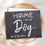 Zuhause ist, wo der Hund ist, dass wir den Hund be Postkarte<br><div class="desc">Zuhause ist, wo der Hund ist ... und der Hund bewegt! Lass deinem besten Freund, dass du mit dieser niedlichen und lustigen Hundeankündigungskarte auf einer rustikalen Schiefergestalt-Skateboardkonstruktion deinen Umzug ankündigen kannst. Personalisieren Sie die Rückseite mit Namen und Ihrer neuen Adresse. Diese Hundeankündigung ist ein Muss für alle Hundemütter, Hundedads und...</div>