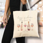 Zuhause ist, wo der Wein ist Tragetasche<br><div class="desc">Diese charmante und humorvolle Tasche ist perfekt für Weinliebhaber, die ein gutes Lachen schätzen. Mit dem spielerischen Sprichwort "Zuhause is Where the Wine Is" auf beiden Seiten ist diese Tasche mit stilvollen Schriftzeichen-Typografie und einem Aquarellbild einer Weinflasche und Brille entworfen worden. Sie können ihn mit einem Namen unten für eine...</div>