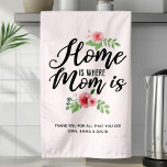 Zuhause ist, wo Mama Personalisiert ist Geschirrtuch<br><div class="desc">Zuhause ist, wo Mama ist Personalisierte Küchenhandtuch. Dieses schöne Mama Zitat-Design macht das perfekte Geschenk für den Muttertag! Personalisieren Sie dieses maßgeschneiderte Design mit Ihrer eigenen Stimmung und Begrüßung. Die moderne Schrift und die florale Aquarell-Blume machen dies zu einem großartigen Geschenk für die Mama. Wählen Sie Ihre eigene Hintergrundfarbe aus....</div>