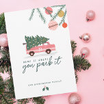 Zuhause ist, wo Sie parken es rosa Van Christmas T Feiertagskarte<br><div class="desc">Feiern Sie die magische und festliche Urlaubssaison mit unserer individuellen Urlaubskarte. Das Design zeigt unser typografisches Design " Zuhause Is Where You Park it" mit einem lustigen rosa, gürtelmädchenhaften Vintagen Van mit einem Weihnachtsbaum. Weihnachtsgrün und -dekoration verleihen diesem Design der Weihnachtskarte einen festlichen Look. Maßgeschneidert mit dem ersten Monogramm auf...</div>