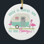 Zuhause ist, wohin Sie Ihre Flamingo-Verzierung Keramikornament<br><div class="desc">Eine Verzierung,  die eine Illustration eines retro Anhänger-Zuhause mit Türkisstreifen und zwei rosa Plastikflamingos im Yard kennzeichnet.  Text sagt,  dass "Zuhause ist,  wohin Sie setzen Ihre Flamingos!"</div>