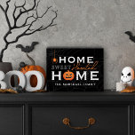 Zuhause Sweet Spuk Zuhause Personalisiert Hallowee Holzkisten Schild<br><div class="desc">Herzlich willkommen bei Ihren Gästen mit diesem personalisierten Halloween-Tischdekor. Das stylische Typografie-Design beinhaltet den Wortlaut "Zuhause Sweet Spuk Zuhause" mit eigenem Text für Ihren Familiennamen und Akzente eines beängstigenden Jack-oder-Laternen Kürbis,  gruselige schwindende Spinne und Spinnennetz-Hintergrund. Enthält ein Schwarz-,  Grau-,  Weiß- und Orange-Farbschema.</div>