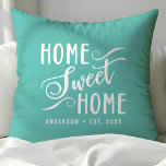 Zuhause Sweet Zuhause Rustic Moderne Elegante Fami Kissen<br><div class="desc">Dieses Design enthält die Wörter "Zuhause Sweet Zuhause",  geschrieben in einem handgeschriebenen Kalligraphieskript-Schriftart. Personalisieren Sie dieses niedliche rustikale Design mit Ihrem Familiennamen und Jahr etabliert. Das perfekte Geschenk für neue Hausbesitzer oder Neuvermählte.</div>