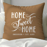 Zuhause Sweet Zuhause Rustic Moderne Elegante Fami Kissen<br><div class="desc">Dieses Design enthält die Wörter "Zuhause Sweet Zuhause",  geschrieben in einem handgeschriebenen Kalligraphieskript-Schriftart. Personalisieren Sie dieses niedliche rustikale Design mit Ihrem Familiennamen und Jahr etabliert. Das perfekte Geschenk für neue Hausbesitzer oder Neuvermählte.</div>