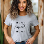 Zuhause Sweet Zuhause-T-Shirt T-Shirt<br><div class="desc">Stilvoller Typografie-T - Shirt "Zuhause Sweet Zuhause" für Babys,  Kinder und Erwachsene. Klicken Sie auf die Schaltfläche Anpassen,  um Ihren eigenen Text hinzuzufügen und aus allen unseren Kleidungsstilen auszuwählen,  um Ihr eigenes einzigartiges Design zu erstellen!</div>