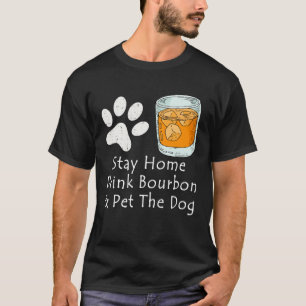 Zuhause trinken Bourbon und füttern Sie den Hund b T-Shirt
