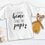 Zuhause, um meine Jungtiere zu treffen Paw Print Baby T-shirt<br><div class="desc">Zuhause, um meine Welpen zu treffen! Bringen Sie Ihren besten Hund und neu ernannten Wachhund in die gemütliche Zuhause Ihres neuen Babys mit dieser niedlichen Babykleidung. "Going Zuhause To Meet My Pups" mit Pfotendrucken und Herz. Dieser Hundeliebhaber Baby Bodysuit wird zum Favoriten! COPYRIGHT © 2020 Judy Burrows, Black Dog Art...</div>