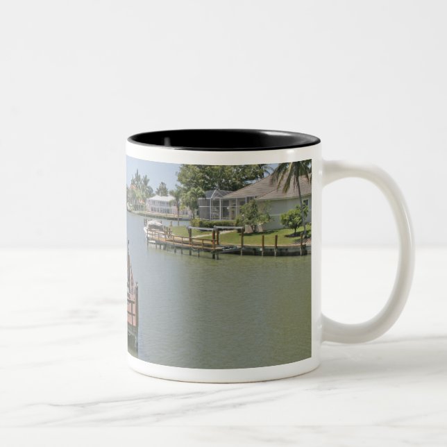 Zuhause und Docks auf dem Kanal Marco Island Flori Zweifarbige Tasse (Rechts)