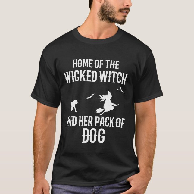 Zuhause von The Wicked Witch und ihrem Hundepaket T-Shirt (Vorderseite)