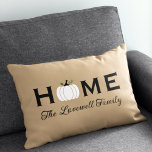 Zuhause White Pumpkin Personalisiert Nachname Fall Lendenkissen<br><div class="desc">Herzlich willkommen auf Ihrer Zuhause in diesem Herbst mit einem personalisierten Kissen aus Lendenwirbel. Das schlichte und stilvolle Typografie-Design beinhaltet den "Zuhause"-Text mit elegantem,  individuellem Skripttext für Ihren Familiennamen und einen Kürbisakzent der Weißernte. Enthält ein neutrales Bräunungsschema,  Schwarz,  Weiß und Grün.</div>