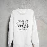 Zukunft Frau Bride, Fiancé Verlobung Geschenk Cust Sweatshirt<br><div class="desc">Future Mrs. Bride, Fiancé Verlobung Geschenk Individuelle Name Sweatshirt. Dieses Shirt ist ein schönes Geschenk für die glühende Braut! Dieses gemütliche und stilvolle Sweatshirt mit den Worten "Future Mrs." vorne, sodass sie stolz ihren neuen Nachnamen zeigen kann. Was dieses Sweatshirt wirklich besonders macht, ist die Anpassungsoption für sie, ihren neuen...</div>