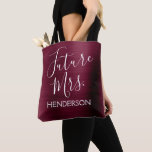 Zukunft Frau Burgundy Lila Modernes Metall<br><div class="desc">Zukünftige Mrs. Bride Imitats Moderne und elegante Fuax Brushed Metal Burgundy Cranberry Lila Beutel, die perfekt für einen Marsala oder Maroon Junggeselinnen-Abschied sind. Diese Zukunft Frau Bag ist perfekt für einen Junggeselinnen-Abschied. Der Name der Braut kann auf dieser Tasche aktualisiert werden. Bitte kontaktieren Sie den Designer, wenn Sie angepasste, passende...</div>