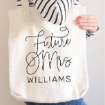 Zukünftige Frau Black Modern Script Custom Wedding Tragetasche<br><div class="desc">Moderne und lässige schwarze Kalligraphie-Drehbuch "Future Mrs." Frauenmesse Brauttote-Tasche mit individuellem Text,  der mit dem verheirateten Nachnamen der Braut personalisiert werden kann. Perfektes Accessoire für den Junggeselinnen-Abschied und das Hochzeitswochenende!</div>