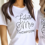 Zukünftige Frau Black Modern Script Custom Wedding Tri-Blend Shirt<br><div class="desc">Modernes und lässiges schwarzes Kalligraphieskript "Future Mrs." Frauenbridal Hochzeitshemd T-Shirt mit individuellem Text,  der mit dem verheirateten Nachnamen der Braut personalisiert werden kann. Ideal für die Braut zum Tragen am Junggeselinnen-Abschied und am Hochzeitswochenende!</div>