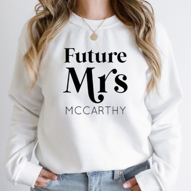 Zukünftige Frau Custom Nachname Bride zu Fiancé Sweatshirt (Von Creator hochgeladen)