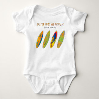 ZUKÜNFTIGER SURFER IN DER HERSTELLUNG BABY STRAMPLER