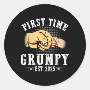 Zum ersten Mal Grumpy Est 2025 Vatertag bald zu se Runder Aufkleber