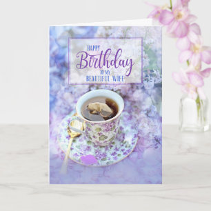 Zum Geburtstag der Ehefrau Tasse Tee und violette Karte
