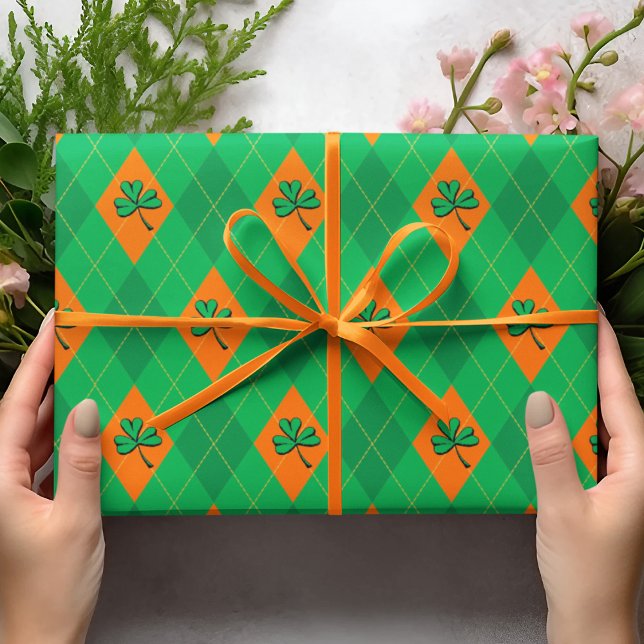 Zum Glück Green Clover Raute St. Patrick's Day Geschenkpapier (Lucky Clover Irish Argyle Pattern Wrapping Paper. Green and Orange Diamonds with Yellow Dotted Line.)