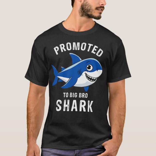 Zum großen Bruder befördert T-Shirt (Vorderseite)