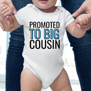 Zum großen Cousin befördert Baby Strampler