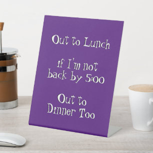 Zum Mittagessen lustiger Humor Office Joke Sockelschild