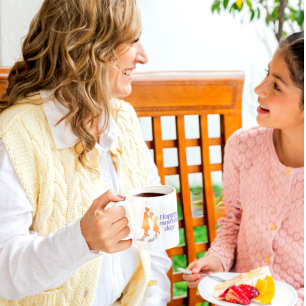 Zum Muttertag Tasse, Tochter schenkt ihrer Mama Bl Zweifarbige Tasse