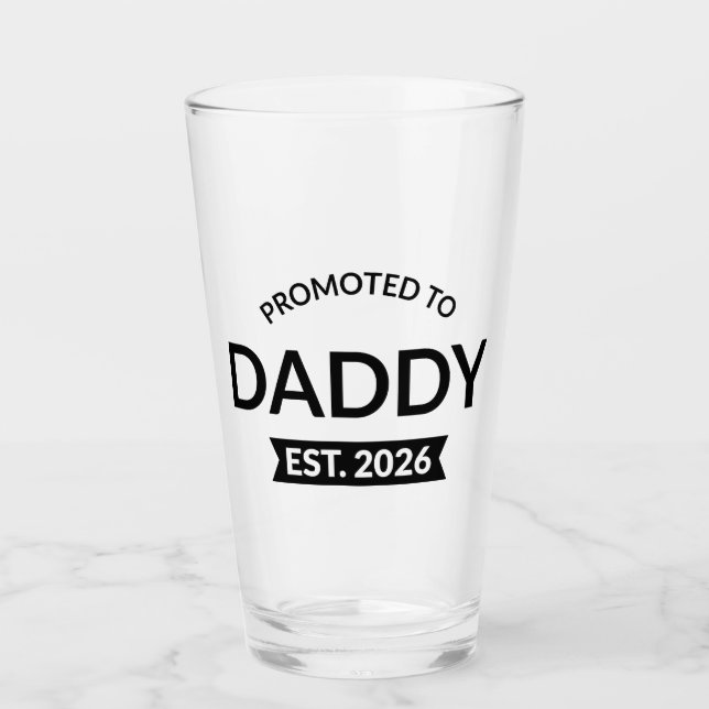 Zum Papa befördert Est. 2026 II Glas (Vorderseite)